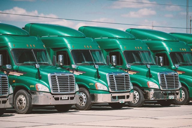 /an-essential-guide-to-fleet-management-software-development feature image