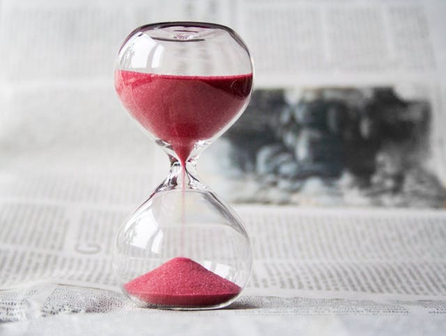 /how-to-consistently-deliver-your-projects-on-time-5-tips-to-follow feature image