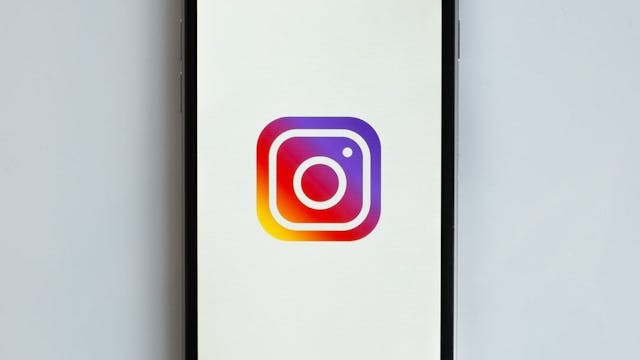 /how-to-auto-generate-promotional-graphics-for-your-new-shopify-products feature image