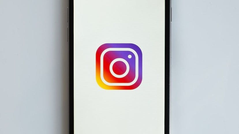 /how-to-auto-generate-promotional-graphics-for-your-new-shopify-products feature image