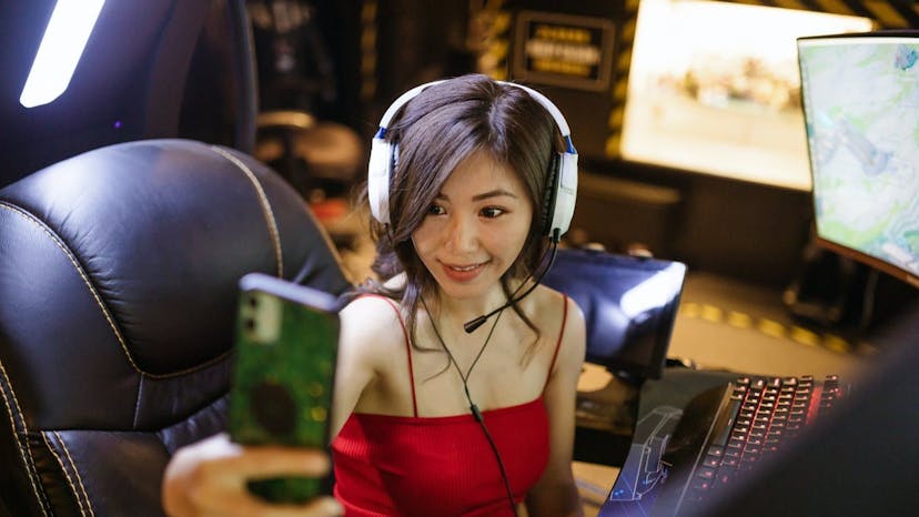/how-much-do-twitch-streamers-and-youtubers-actually-make-from-donations feature image