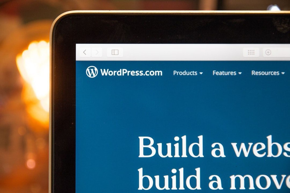 featured image - Here's Why You Should Migrate 
From Wordpress to Webflow