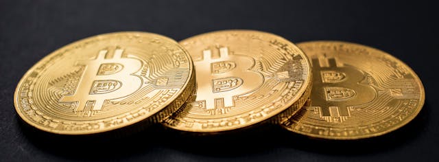 /the-bitcoin-blockchain-is-overvalued-oo1128cy feature image