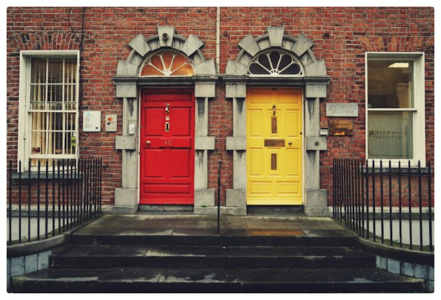 /navigating-risk-in-your-design-career-startups-vs-corporate-stability feature image