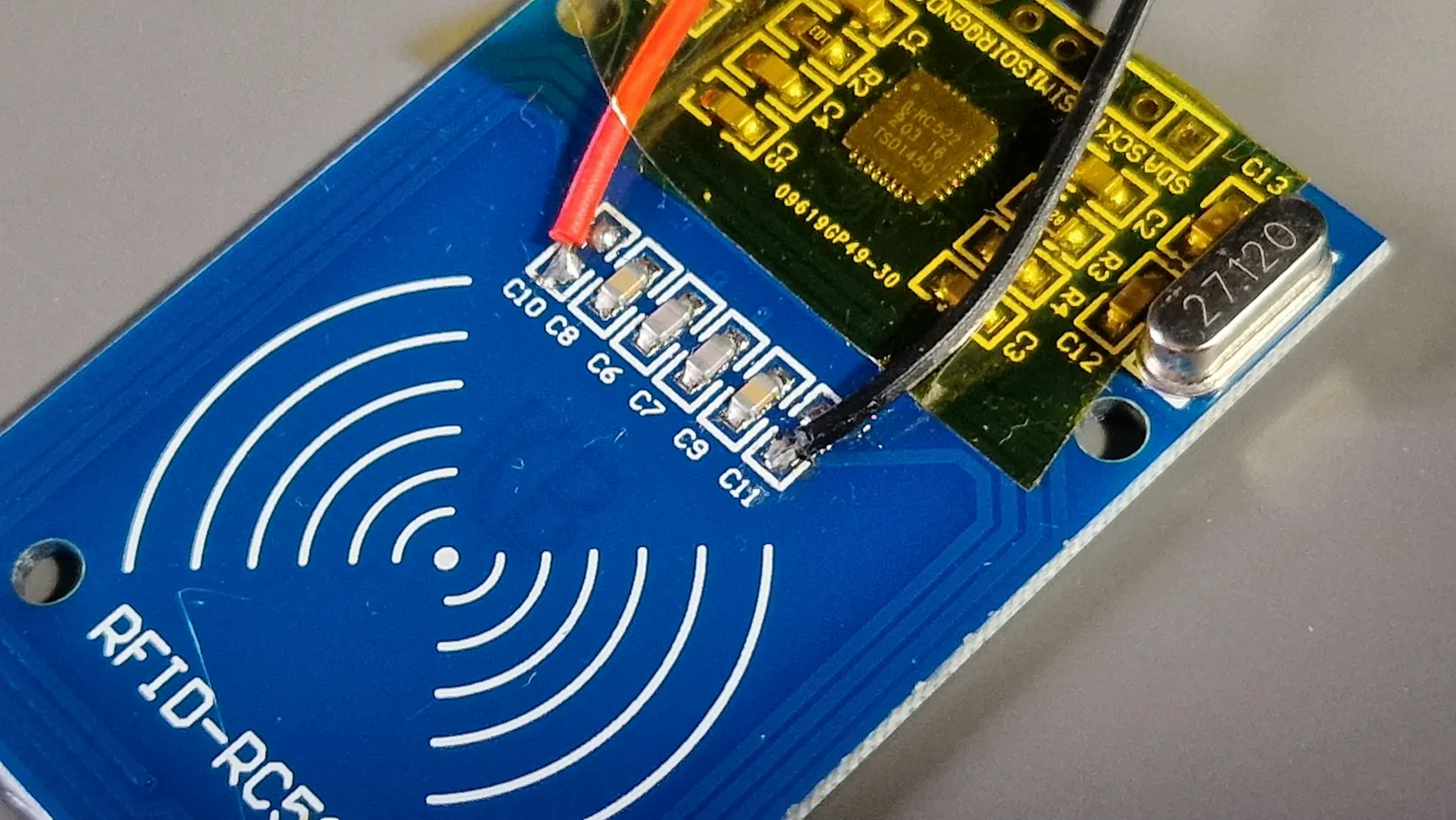 Zoom-in on the microstrip antenna probes
