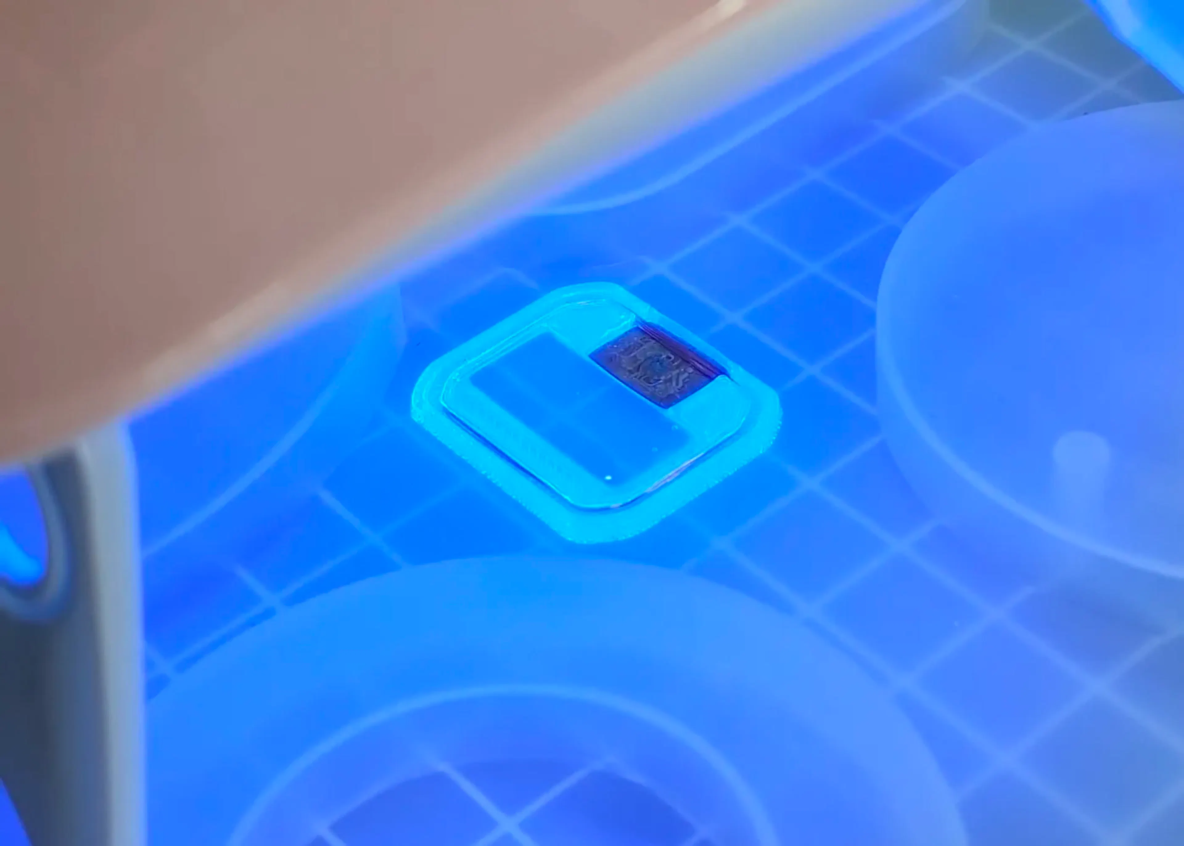 Ultra-Violet lamp fixing UV-Resin for the LCD window in the front plate