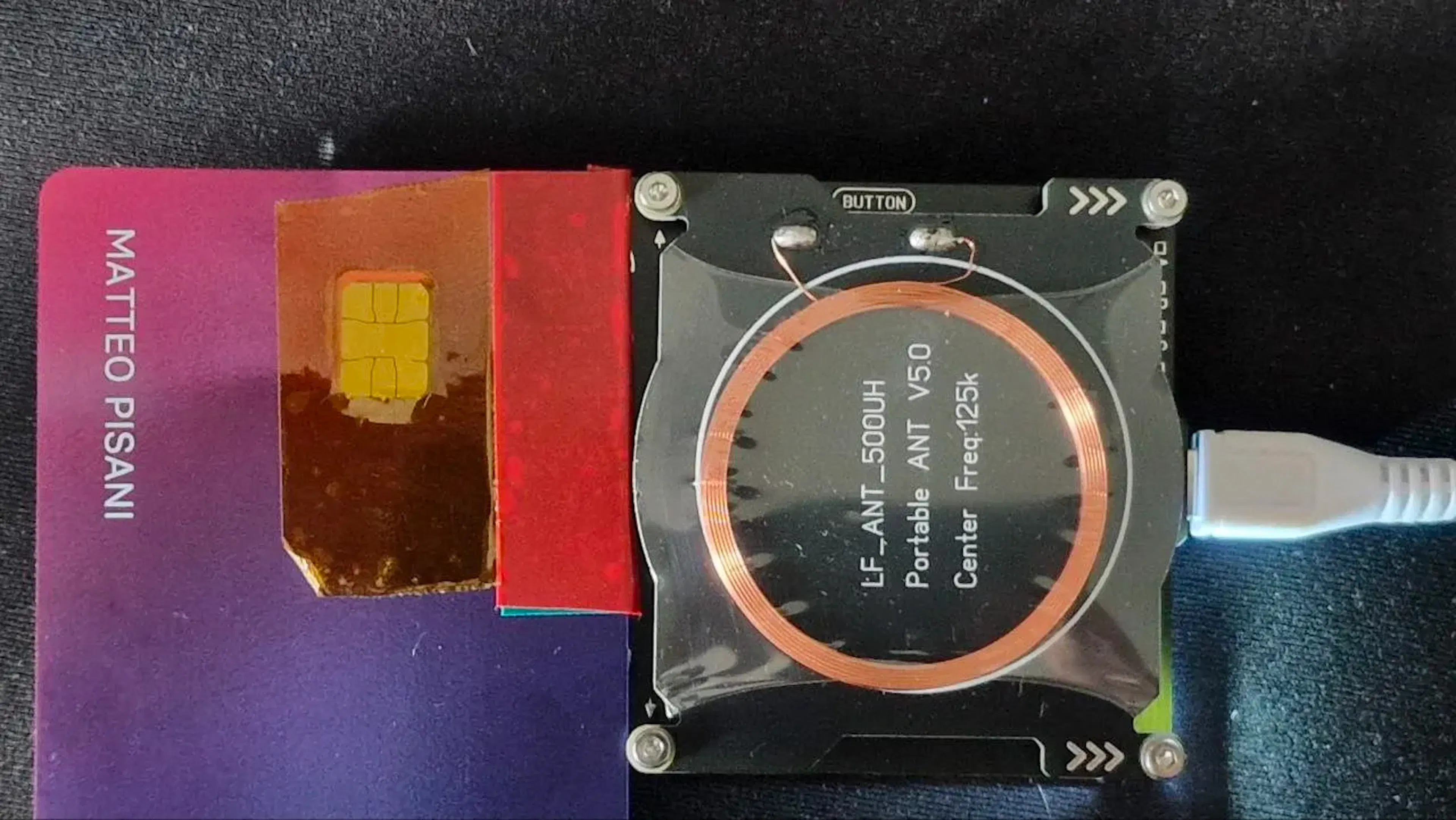 Contactless payment card approached to Proxmark3