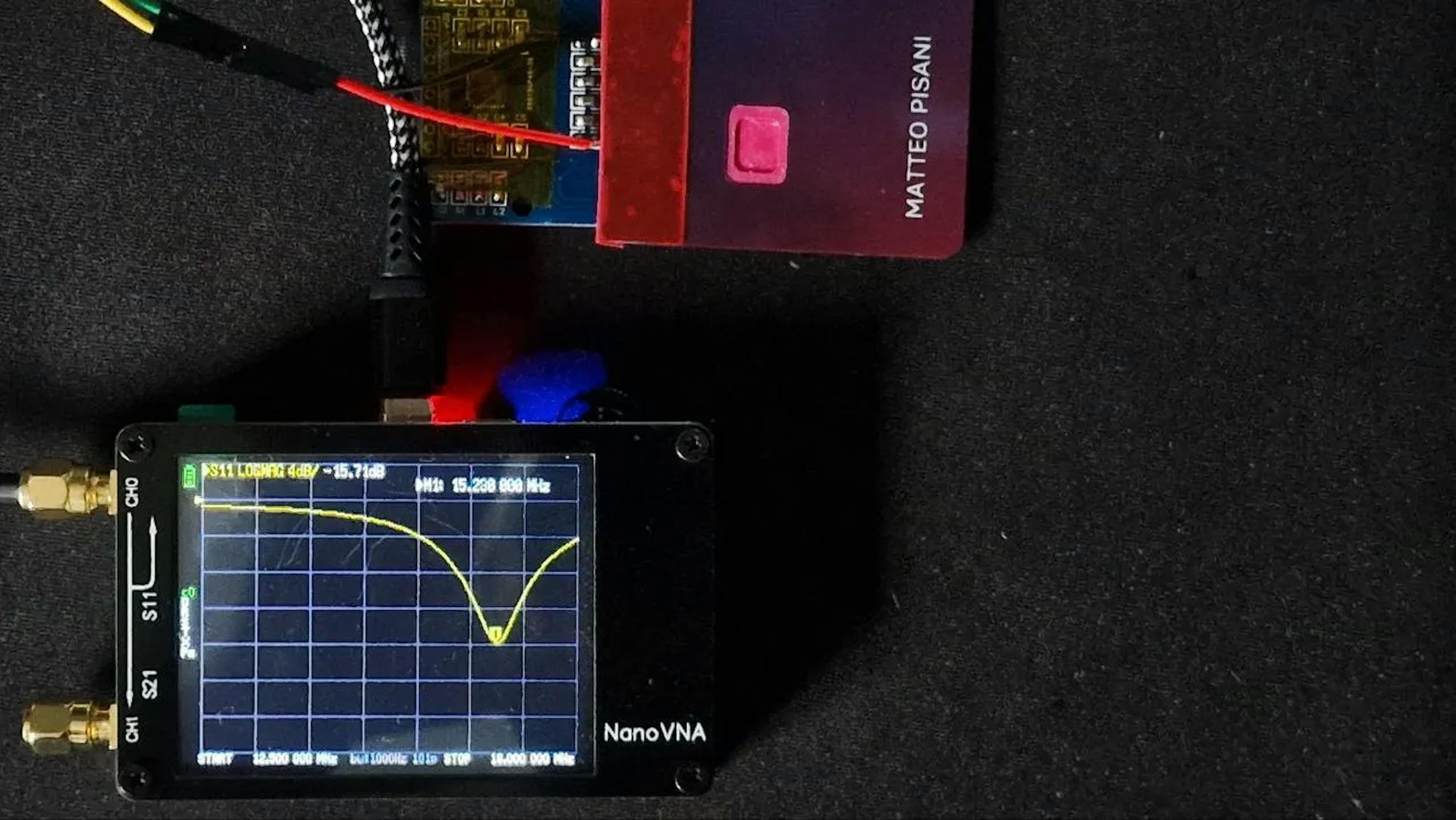 Inspection NanoVNA RF du boîtier de la carte de paiement seul