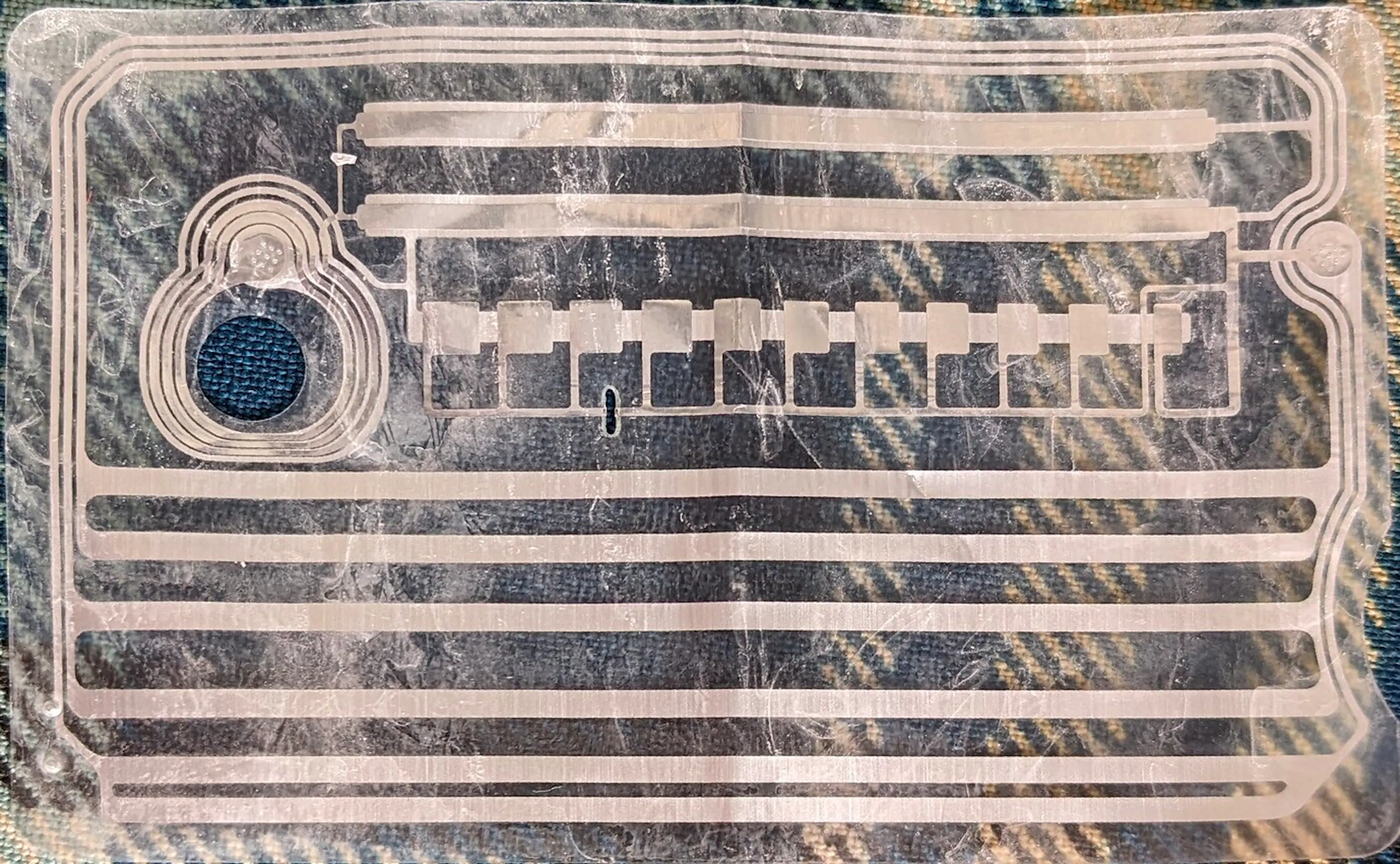 Variable capacitor antenna embedded in a Coil on Module (CoM) contactless payment card