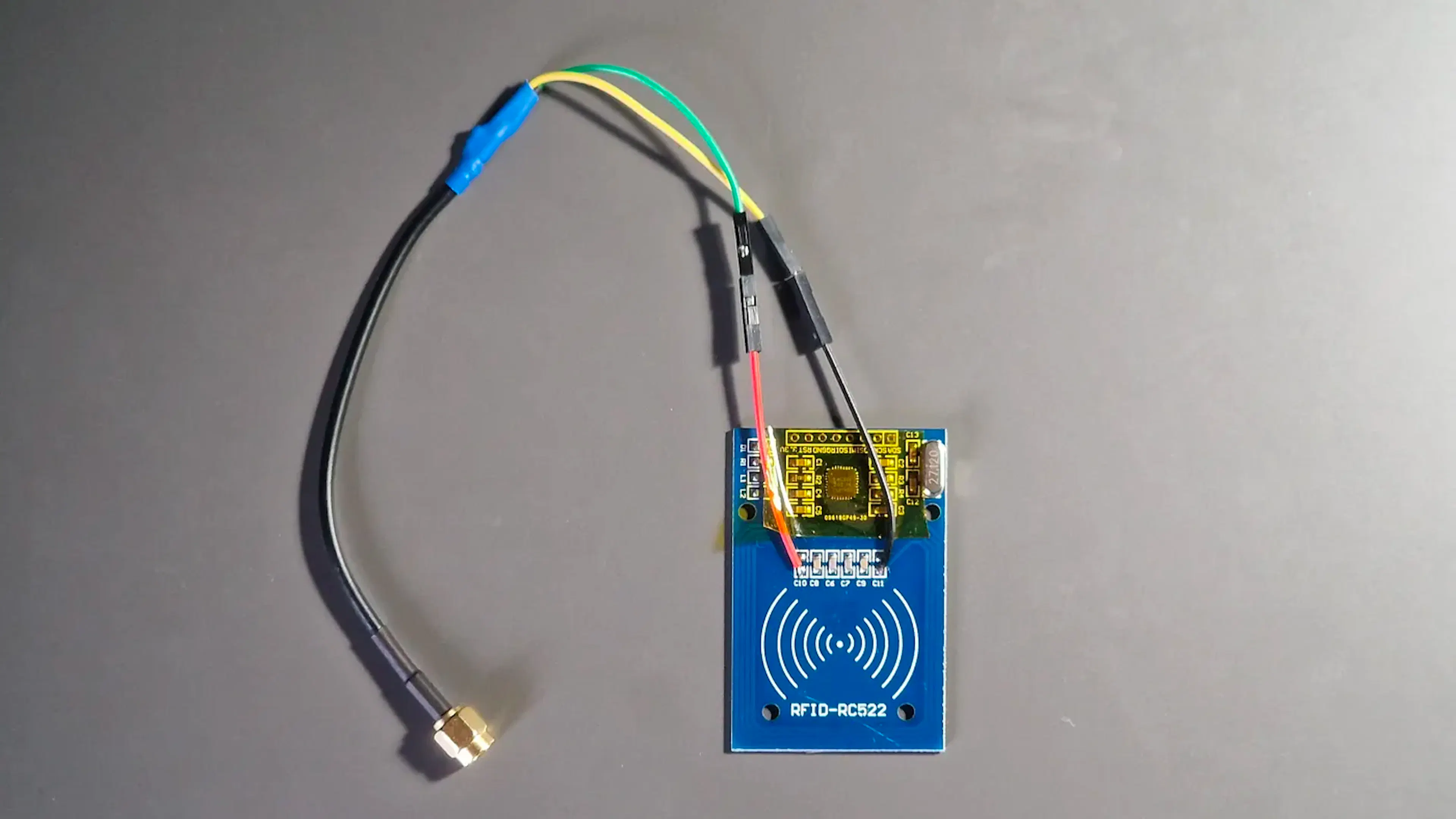 Cannibalised RFID-RC522 circuit with a coaxial connector + cable