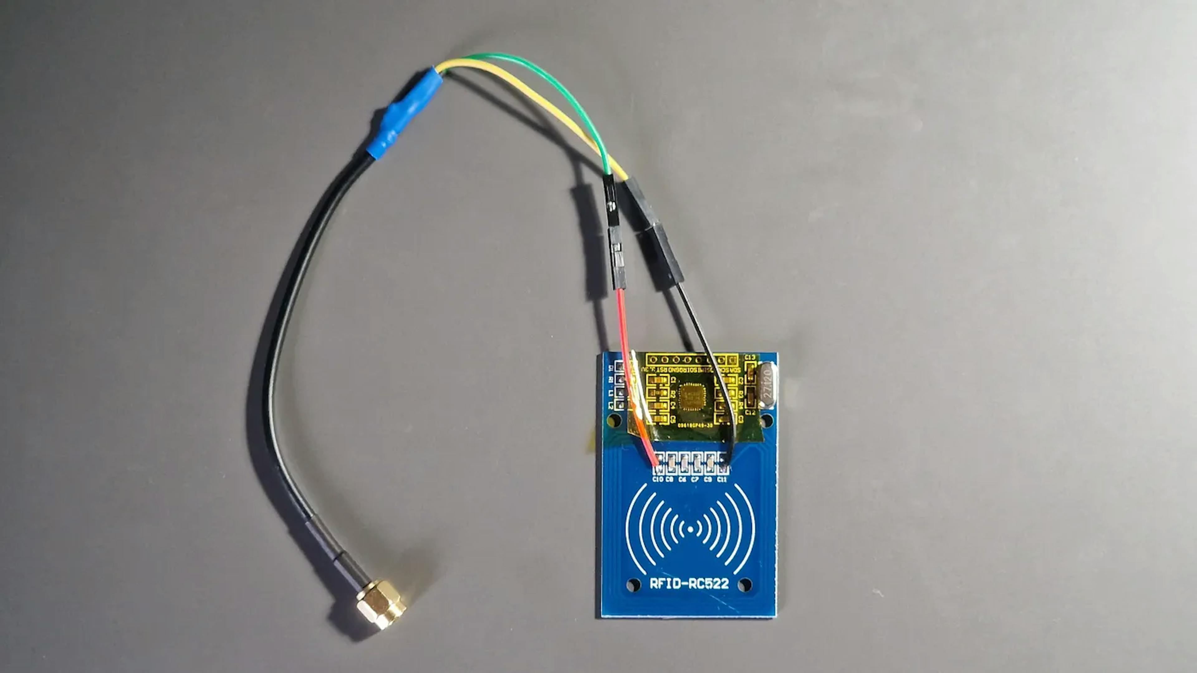 Circuit RFID-RC522 cannibalisé avec un connecteur coaxial + câble