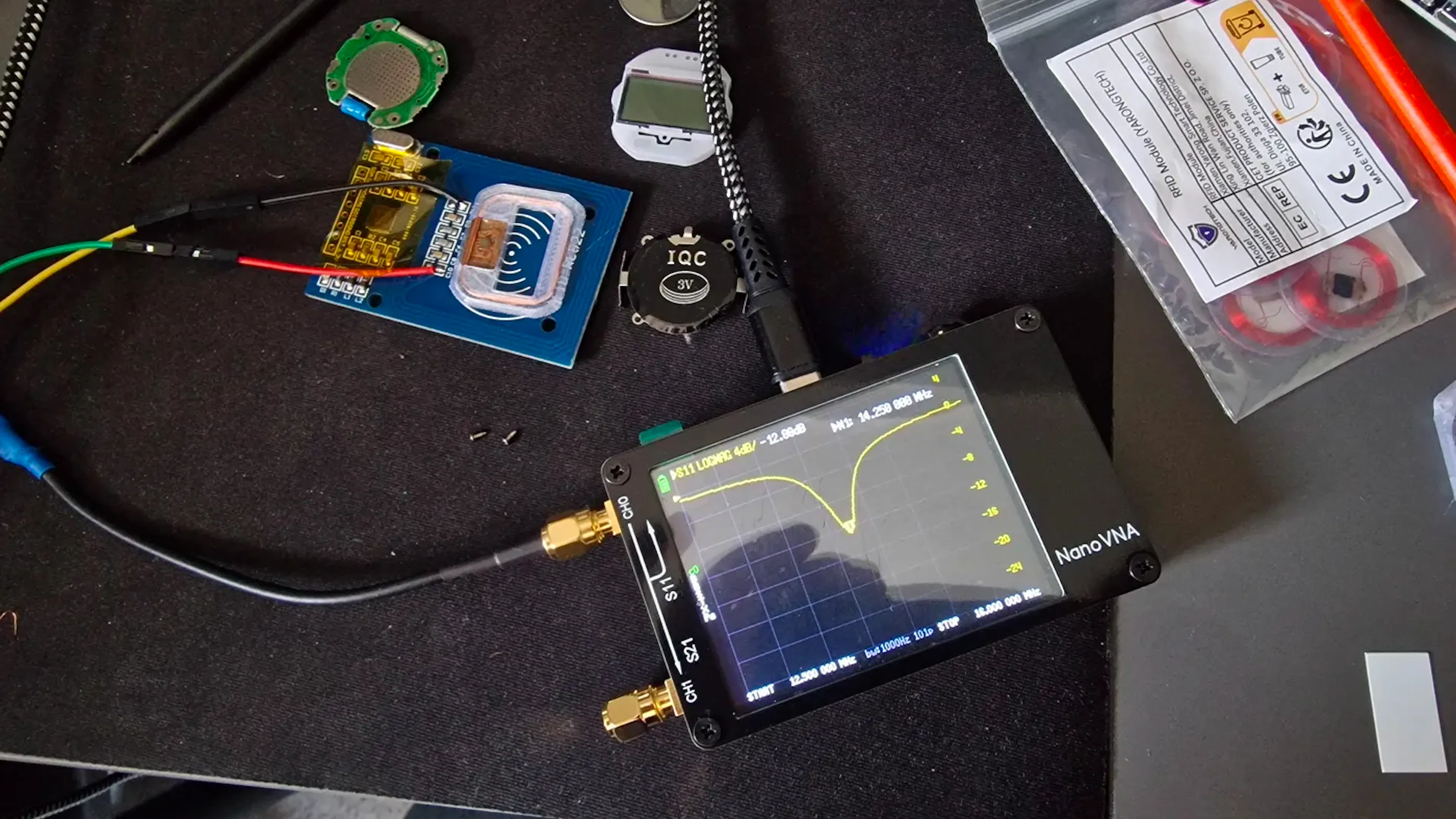 CASIO F-91W antenna’s resonance peak spotted via NanoVNA + RFID-RC522