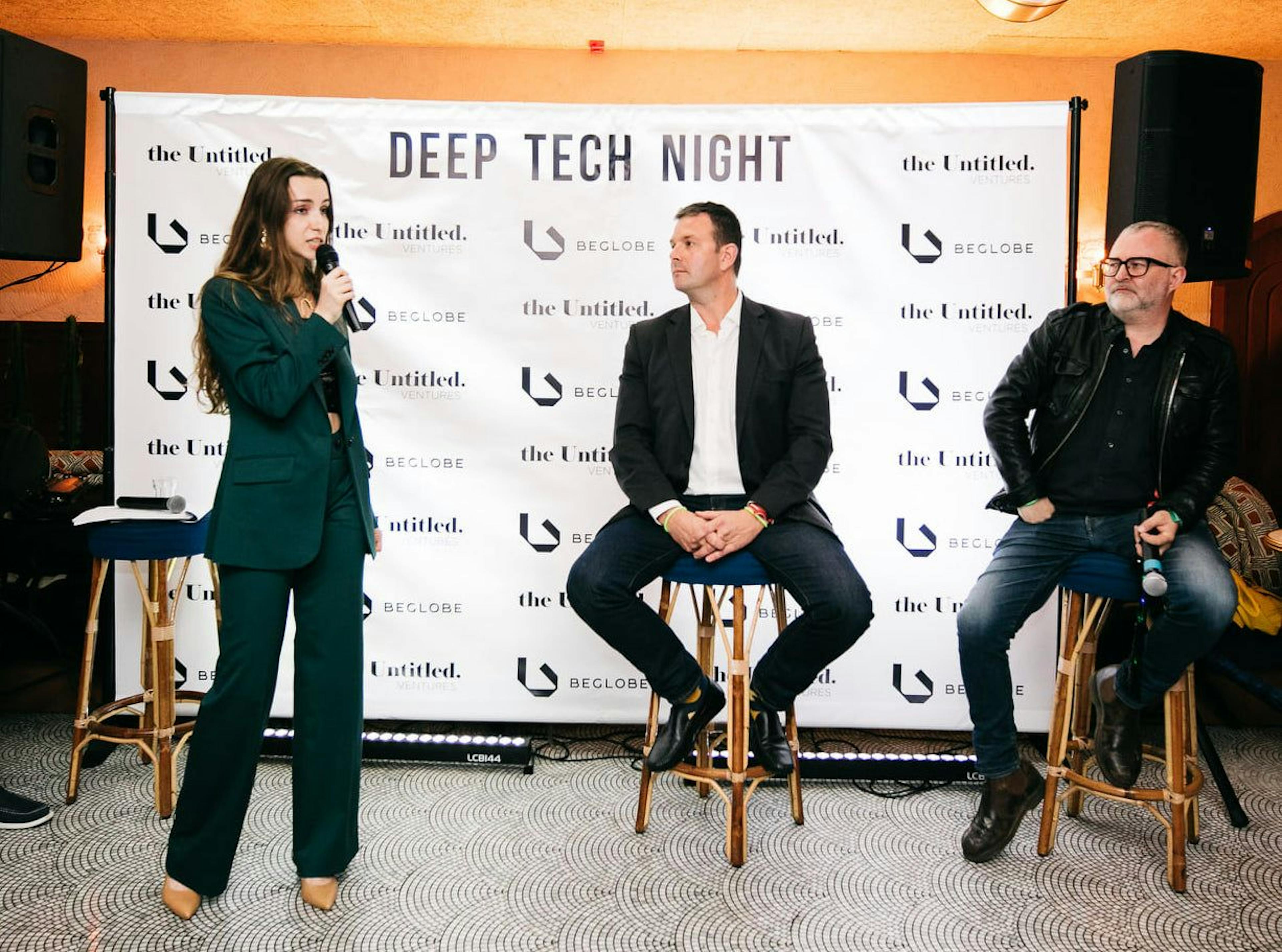 featured image - Top 5 Tips to Pitch Your Way Into Startup Accelerators