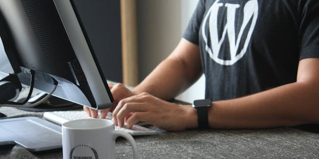 /how-to-overcome-imposter-syndrome-as-a-junior-developer feature image