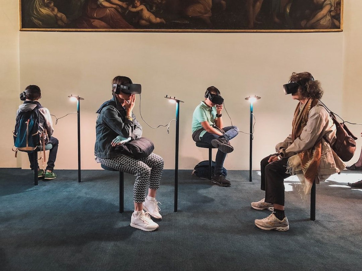featured image - Yapay Zeka Avatarlarıyla Sürükleyici VR Konuşmaları: ChatGPT, Google STT ve AWS Polly'yi Entegre Etme