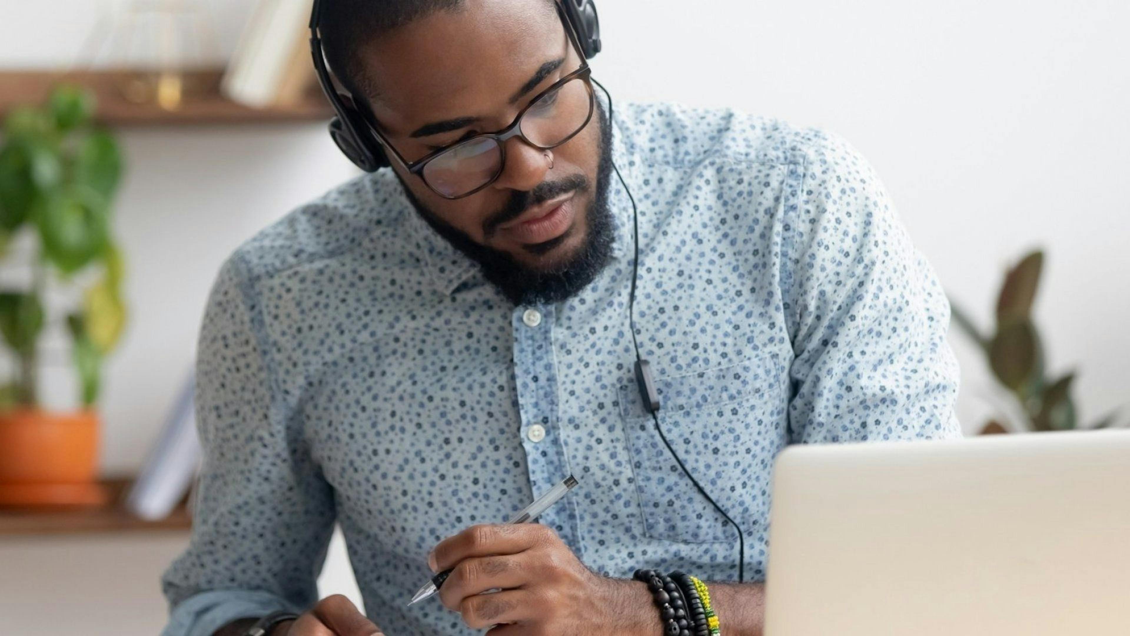 featured image - The 6 Best Platforms To Create Chatbots Without Additional Programming