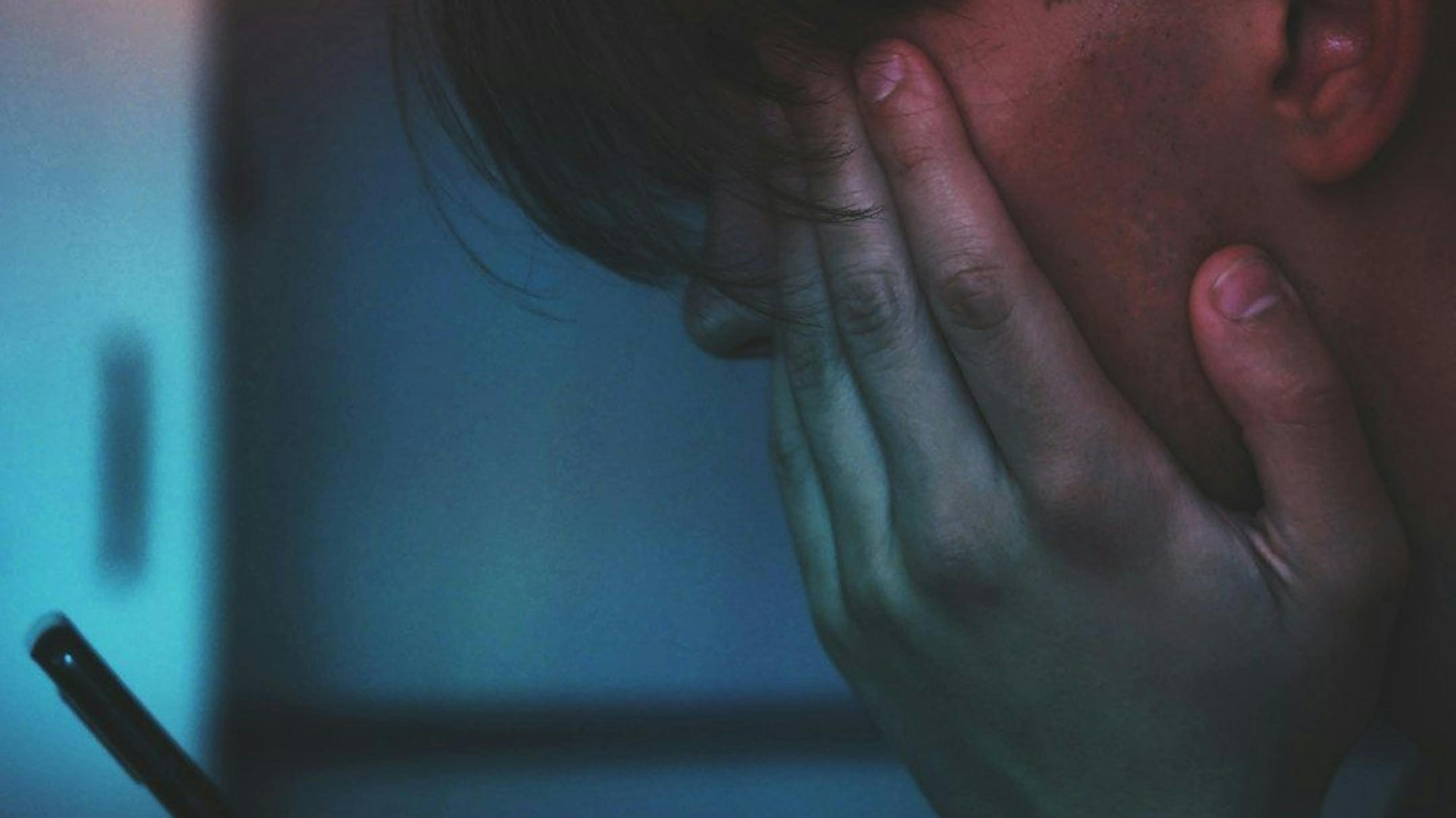 featured image - 똑똑하지만 우울하거나 멍청하지만 행복한: 인터넷의 빨간약-파란약 딜레마