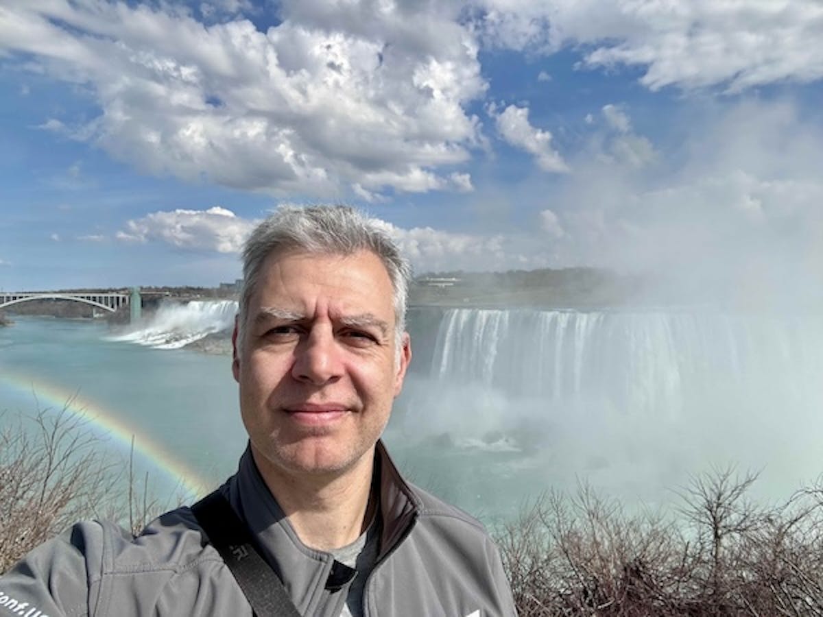 Nicolas Fränkel with Niagara Falls and a rainbow in the background