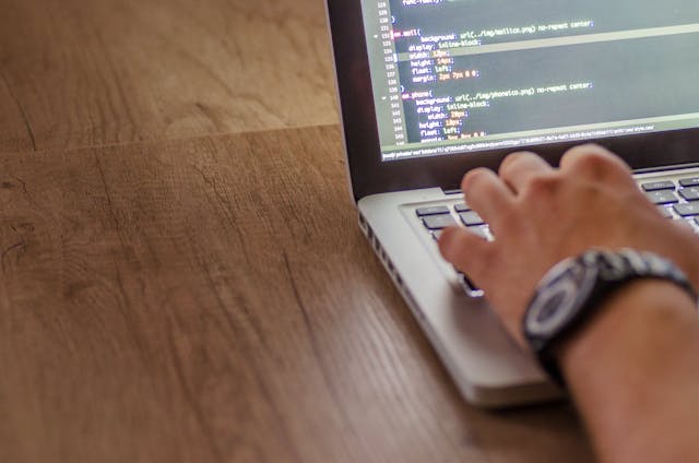 /creating-a-mobile-app-in-2021-native-vs-cross-platform-development-5e1m34f7 feature image
