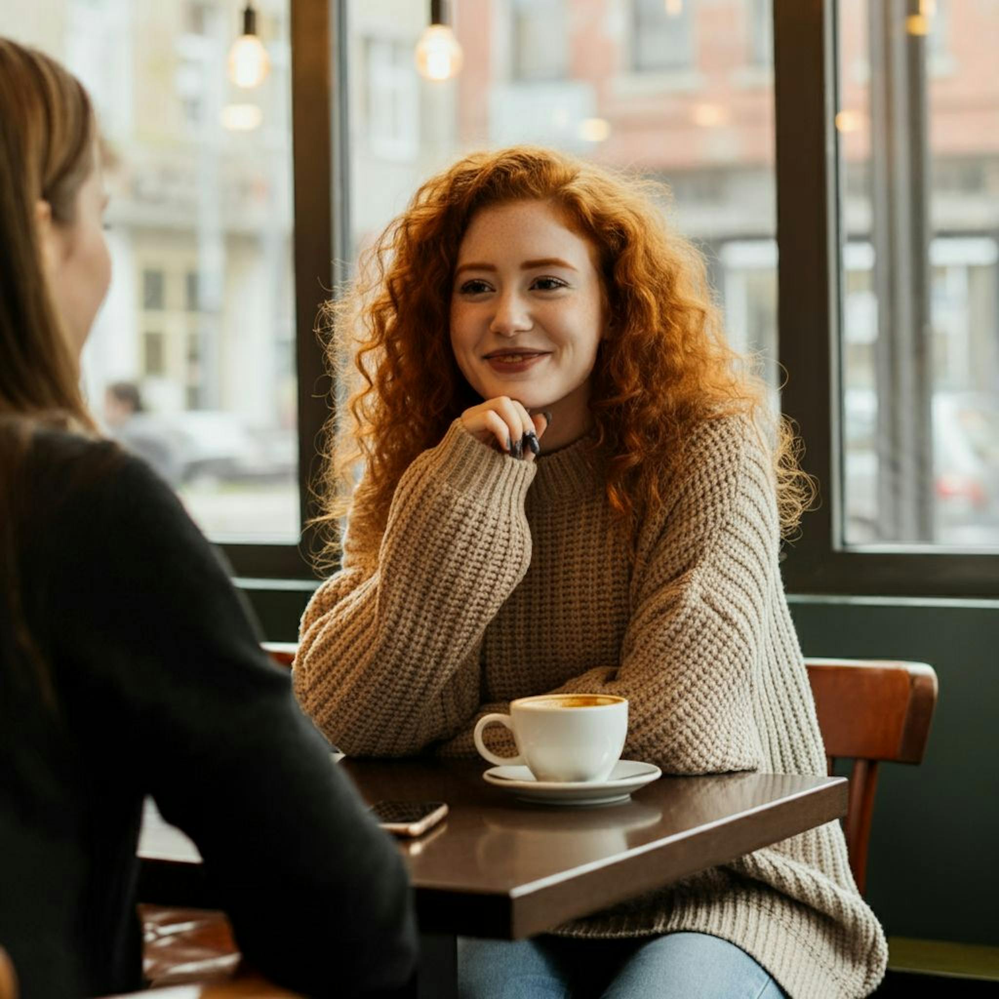 Mensaje de ImaageFX que muestra a una mujer en una cafetería.